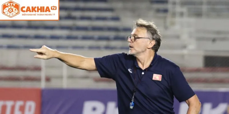 HLV Troussier đau đầu tìm giải pháp