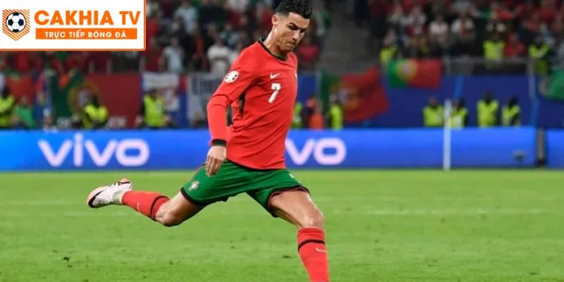 Ronaldo tuổi 40: Biểu tượng của bạn lĩnh và sự bền bỉ